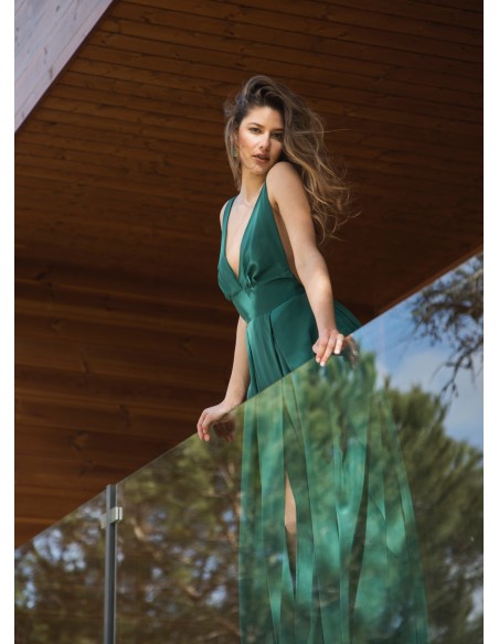 Longue robe verte avec décolleté plongeant et ouverture