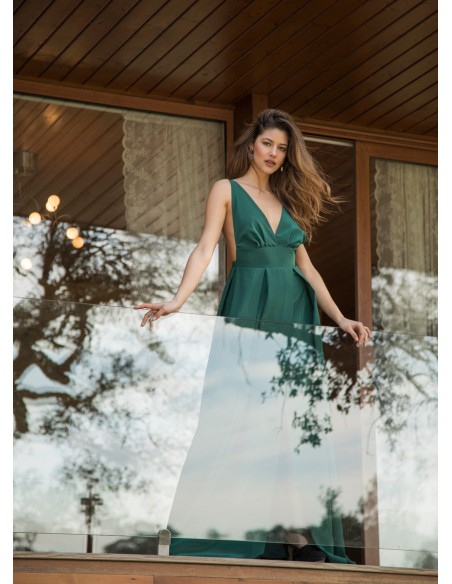 Vestido largo verde con escote pronunciado y apertura
