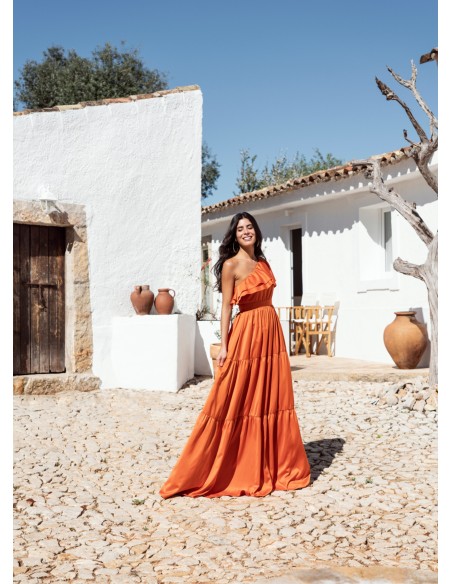 Robe longue orange à volants et encolure asymétrique