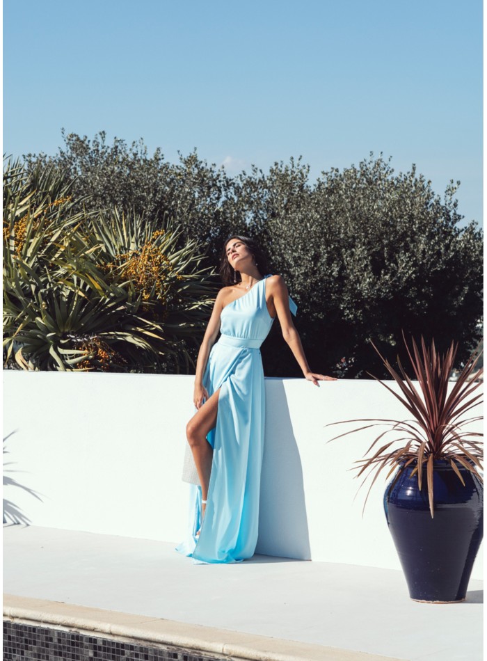 Robe longue bleu clair avec encolure...