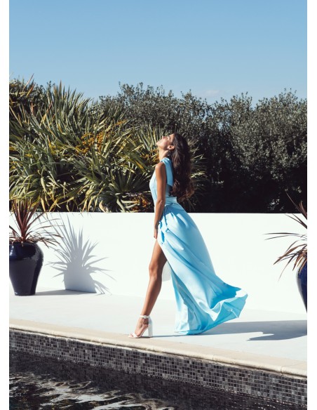 Robe longue bleu clair avec encolure asymétrique et jupe fendue