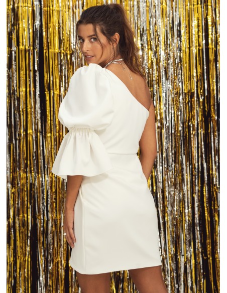Robe courte blanche à encolure asymétrique et manches froncées
