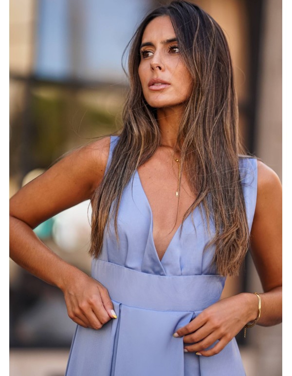 Vestido largo azul con escote pronunciado y apertura 2