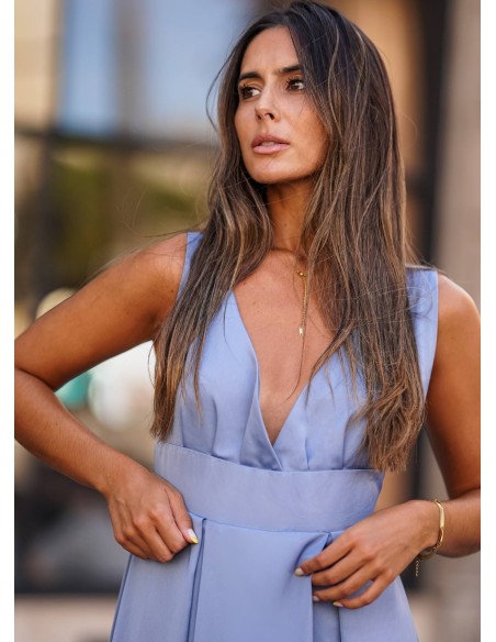Longue robe bleue avec décolleté plongeant et ouverture