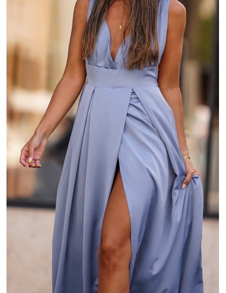 Vestido largo azul con escote pronunciado y apertura en la falda