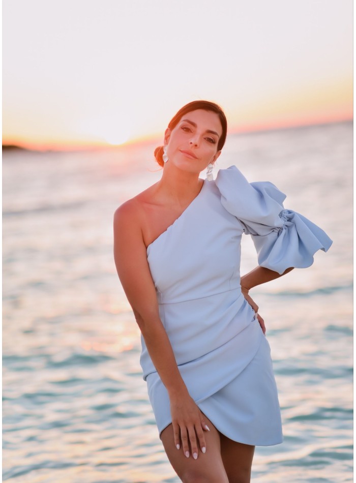 Robe courte bleue à encolure asymétrique et...