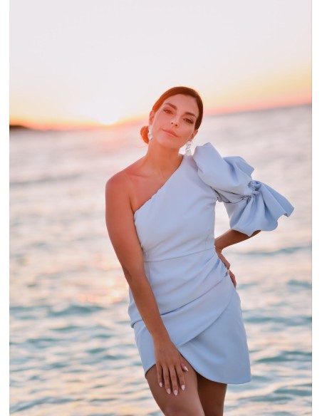 Robe courte bleue à encolure asymétrique et manches bouffantes