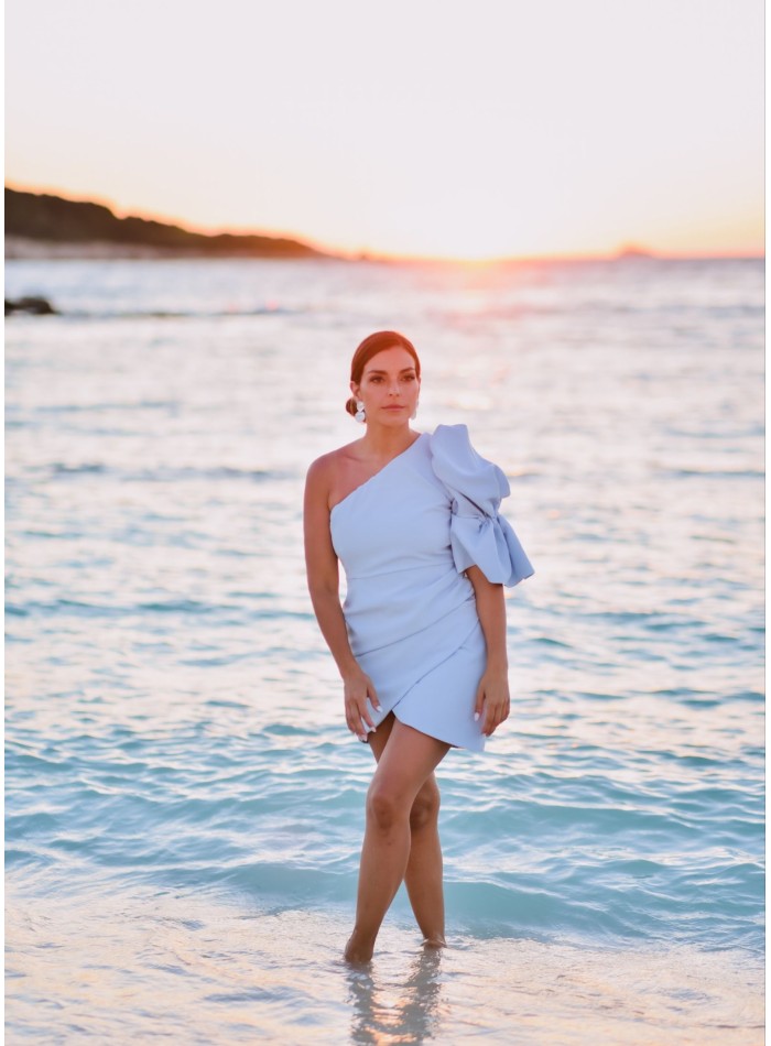 Robe courte bleue à encolure asymétrique et...