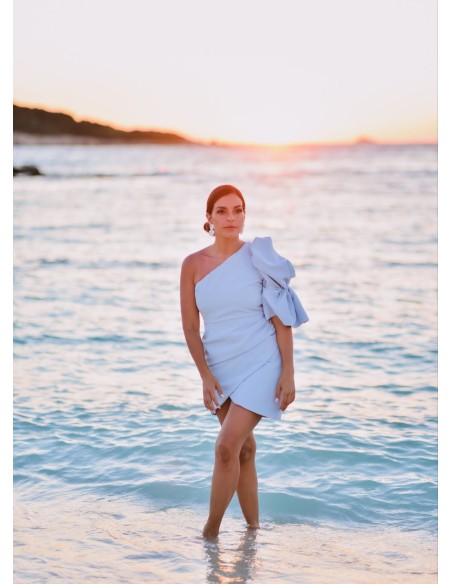 Robe courte bleue à encolure asymétrique et manches bouffantes