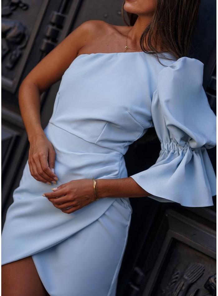 Robe courte bleue à encolure asymétrique et...