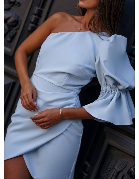 Robe courte bleue à encolure asymétrique et manches bouffantes