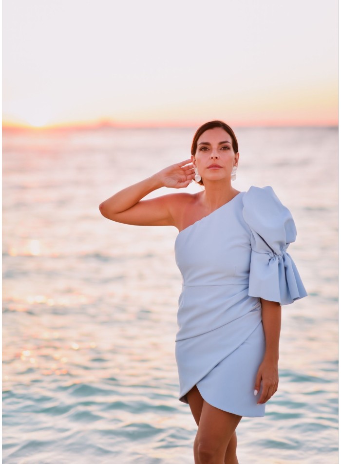 Robe courte bleue à encolure asymétrique et...