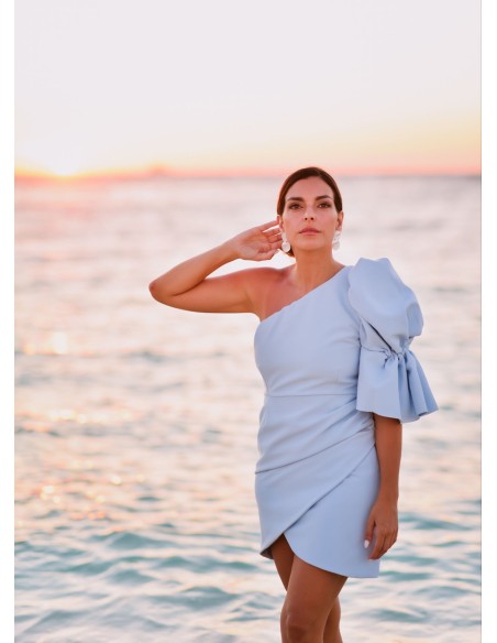 Robe courte bleue à encolure asymétrique et manches bouffantes