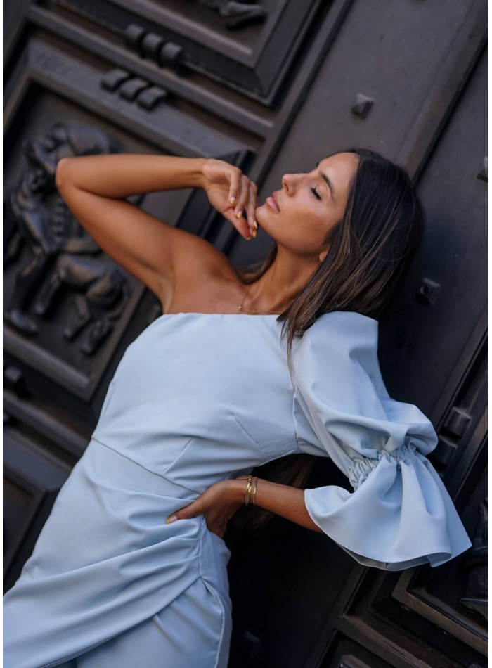 Robe courte bleue à encolure asymétrique et...