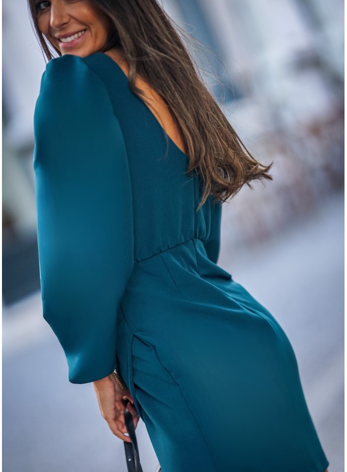 Short green dress with long sleeves
