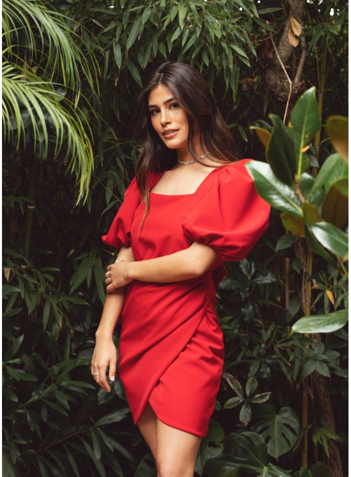 Robe rouge courte à encolure carrée et jupe drapée