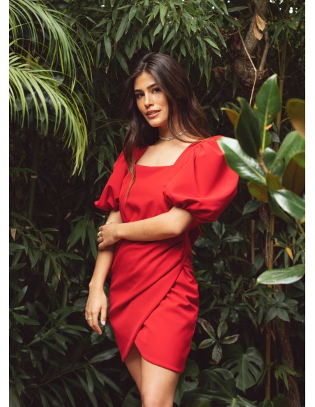 Robe rouge courte à encolure carrée et jupe drapée