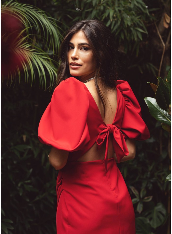 Vestido corto rojo con escote cuadrado y falda drapeada