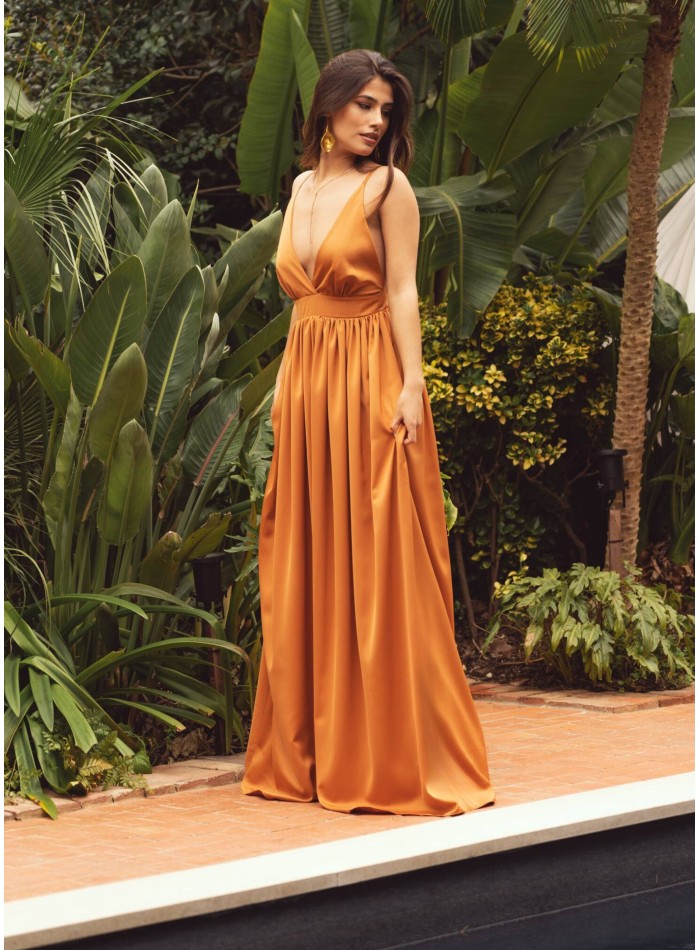 Robe longue en terre cuite avec décolleté...
