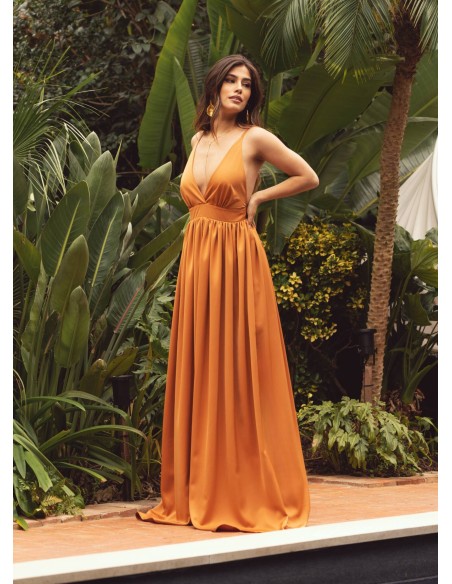 Robe longue en terre cuite avec décolleté plongeant et fines bretelles