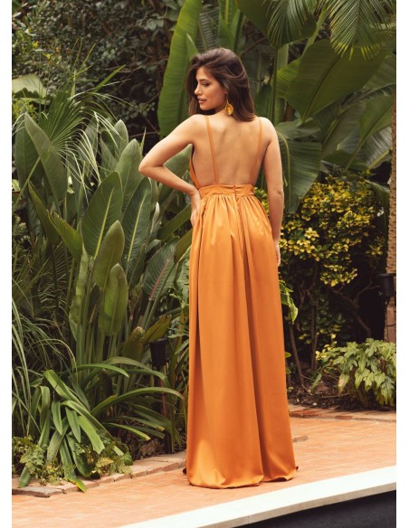 Vestido largo terracota con escote pronunciado y tirantes finos