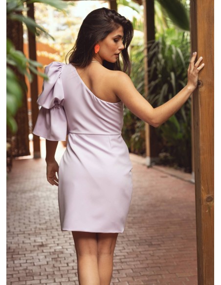 Vestido corto lila con escote asimétrico y manga fruncida