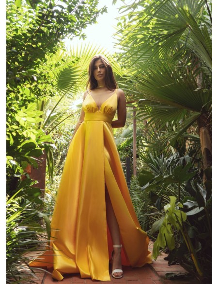 Longue robe jaune avec décolleté plongeant et coupe princesse