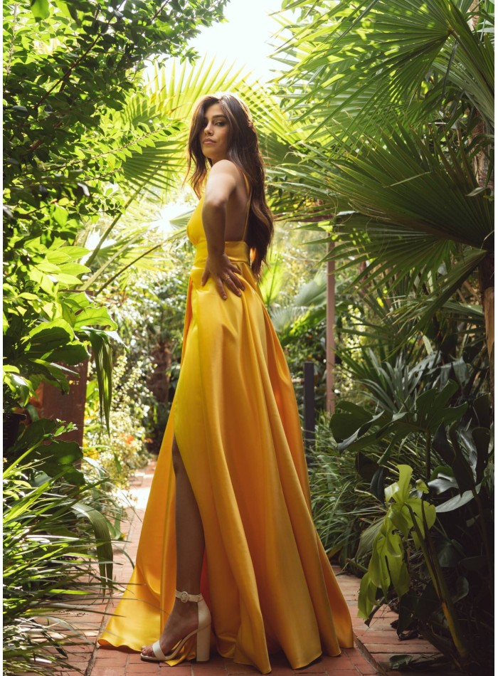 Longue robe jaune avec décolleté plongeant et...