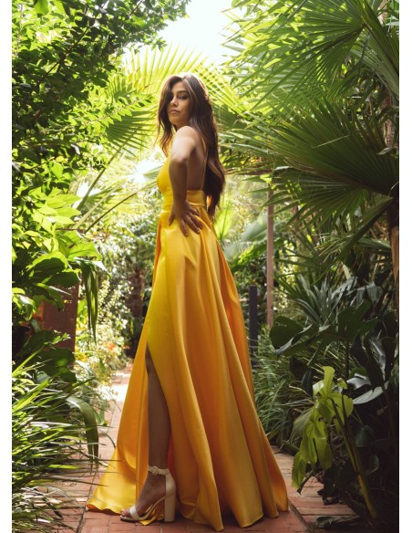 Longue robe jaune avec décolleté plongeant et coupe princesse