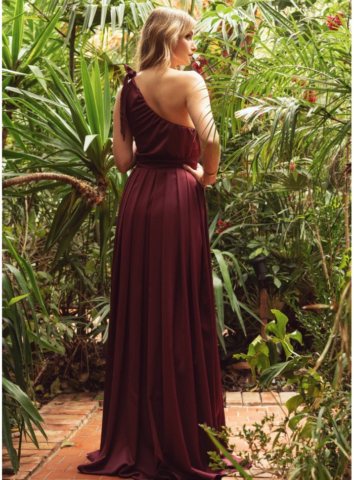 Longue robe bordeaux à encolure asymétrique et...