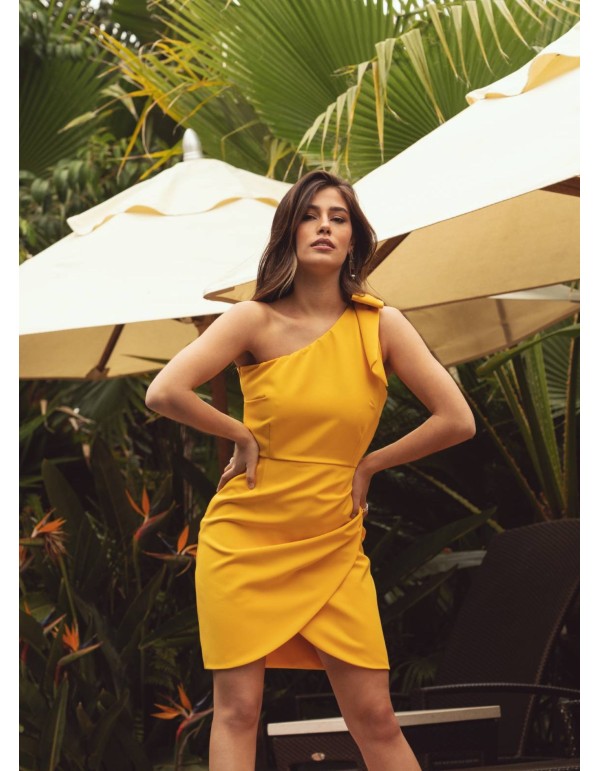 Robe courte jaune à encolure asymétrique et nœud papillon 2