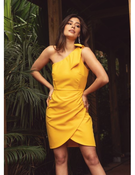 Vestido corto amarillo con escote asimétrico y detalle de lazo
