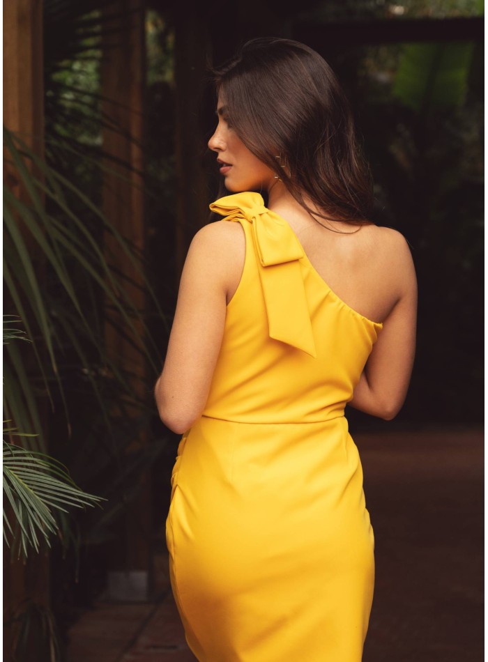 Vestido corto amarillo con escote asimétrico y detalle de lazo