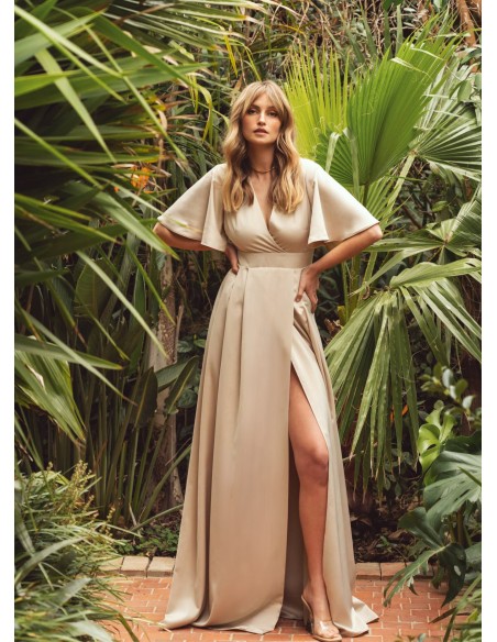 Vestido largo beige con manga corta y espalda abierta