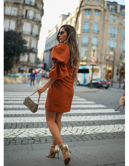 Robe courte asymétrique à manches rousses