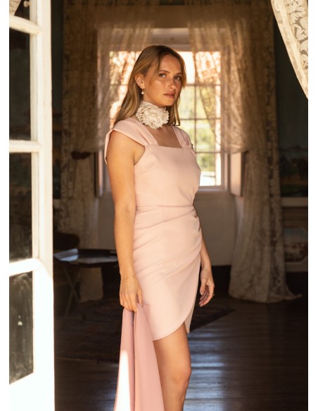 Vestido corto rosa con escote cuadrado