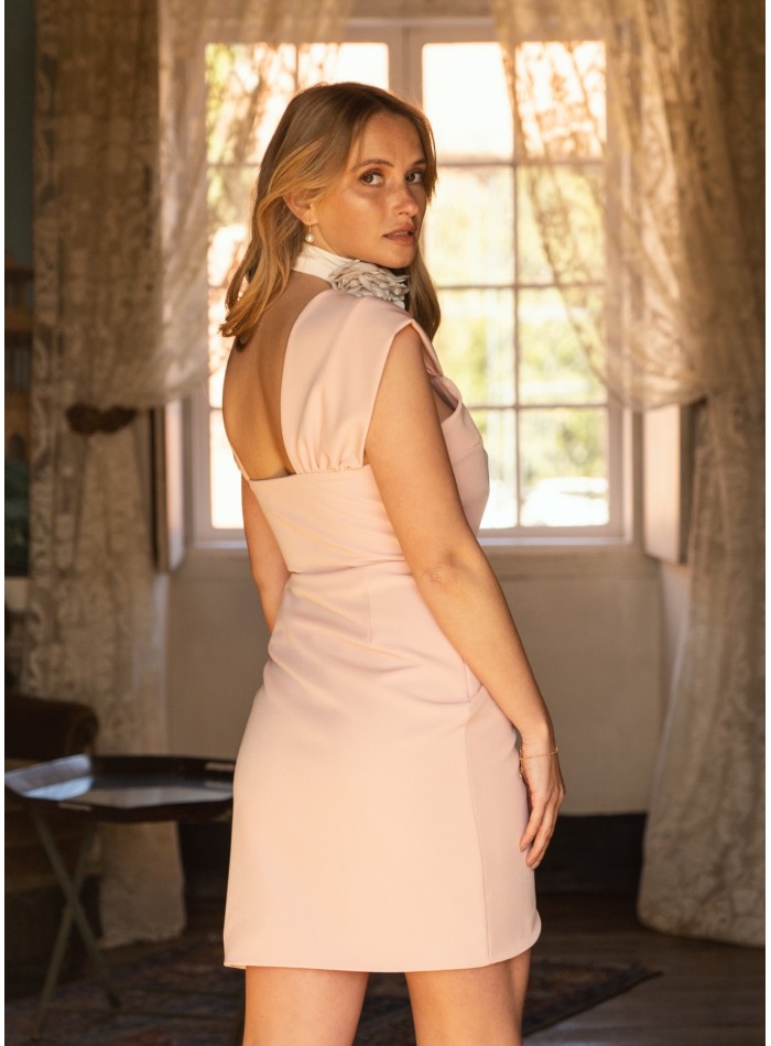 Vestido corto rosa con escote cuadrado