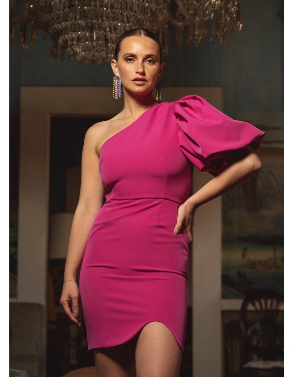 Vestido corto fucsia con escote asimétrico y manga abullonada 2