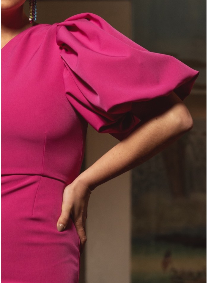 Robe courte fuchsia à encolure asymétrique et...