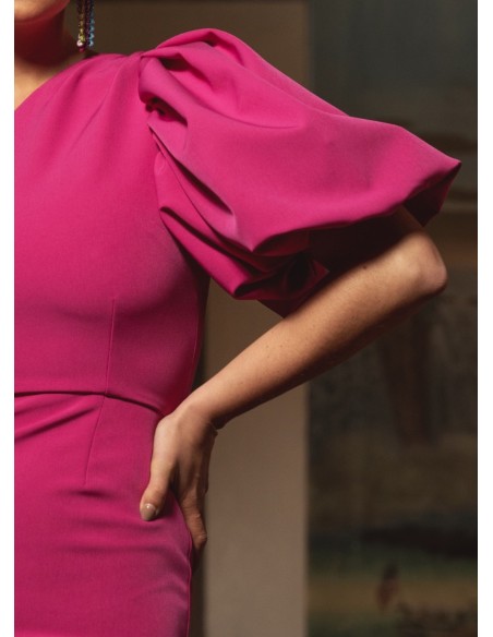 Robe courte fuchsia à encolure asymétrique et manches bouffantes