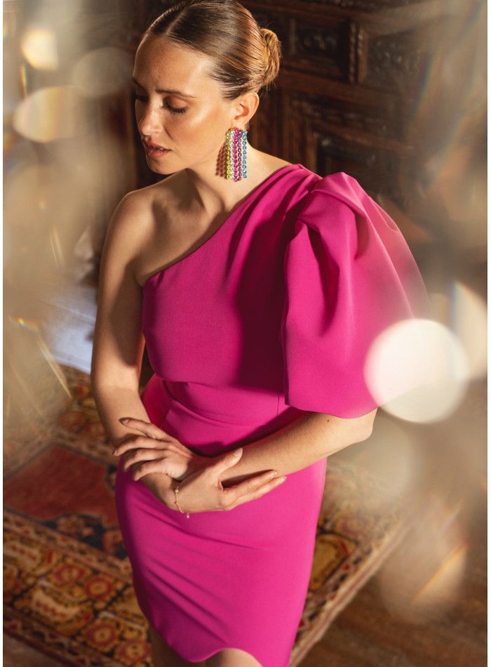 Vestido corto fucsia con escote asimétrico y manga abullonada