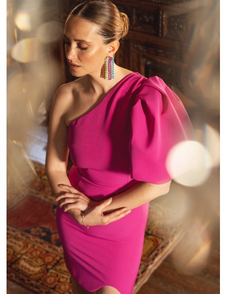 Vestido corto fucsia con escote asimétrico y manga abullonada