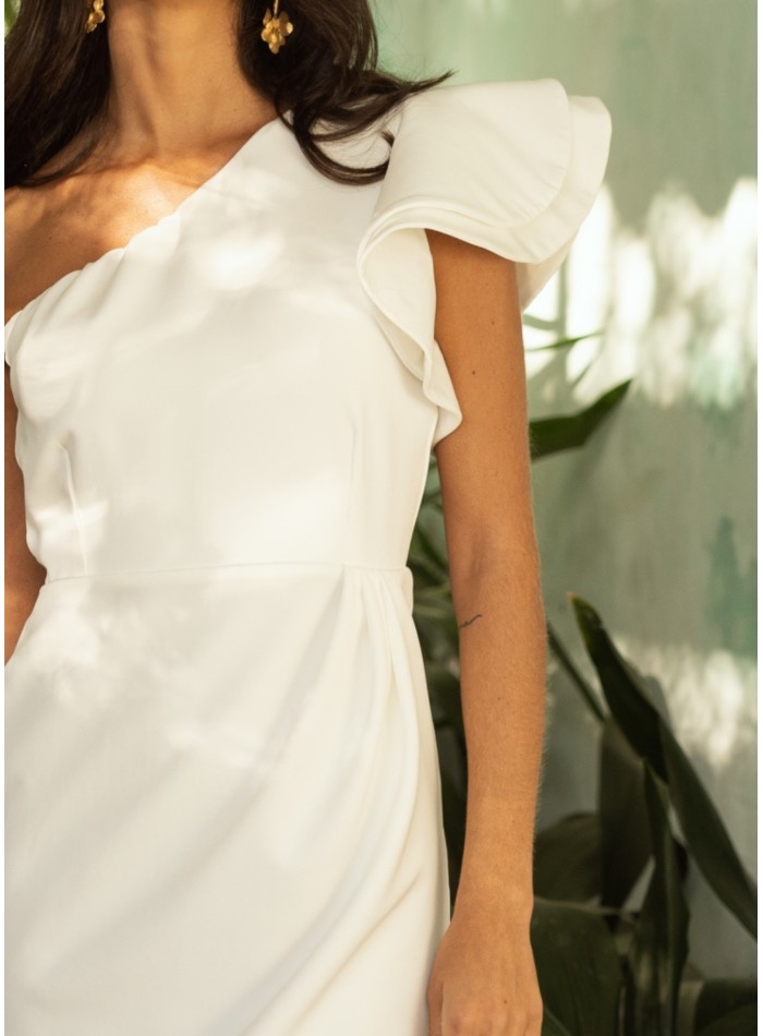 Vestido corto blanco con escote asimétrico