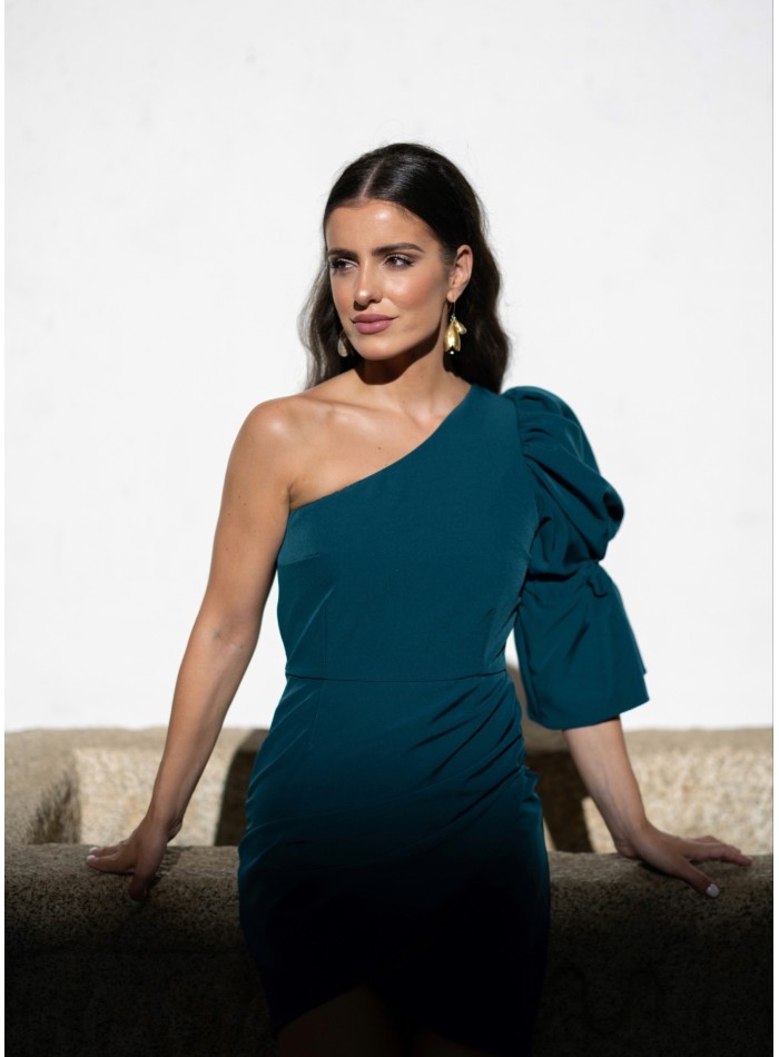 Vestido corto verde con escote asimétrico