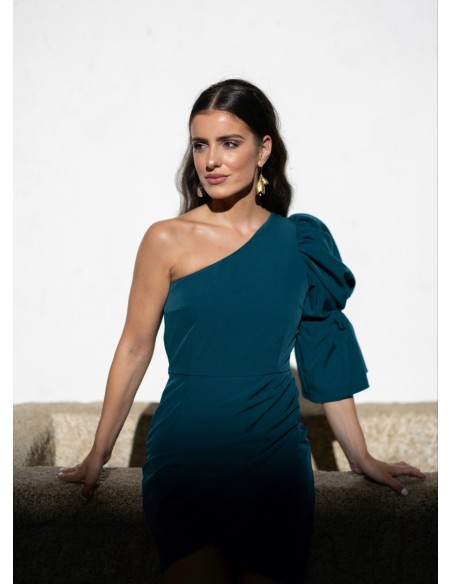 Robe courte verte à encolure asymétrique