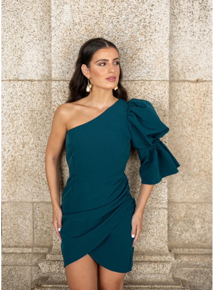 Robe courte verte à encolure asymétrique