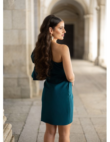 Robe courte verte à encolure asymétrique