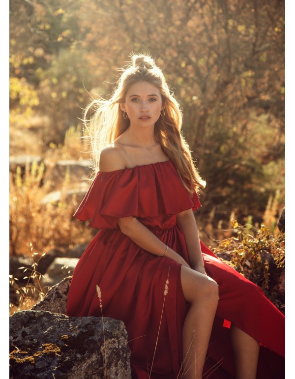 Longue robe rouge avec encolure sans bretelles 2