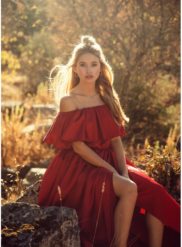 Longue robe rouge avec encolure sans bretelles