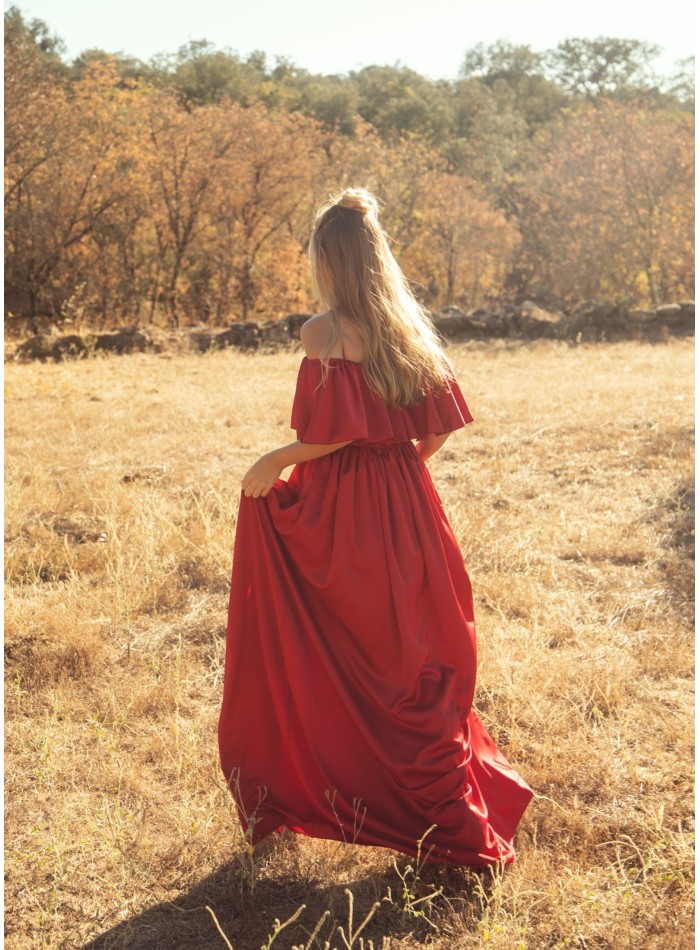 Longue robe rouge avec encolure sans bretelles